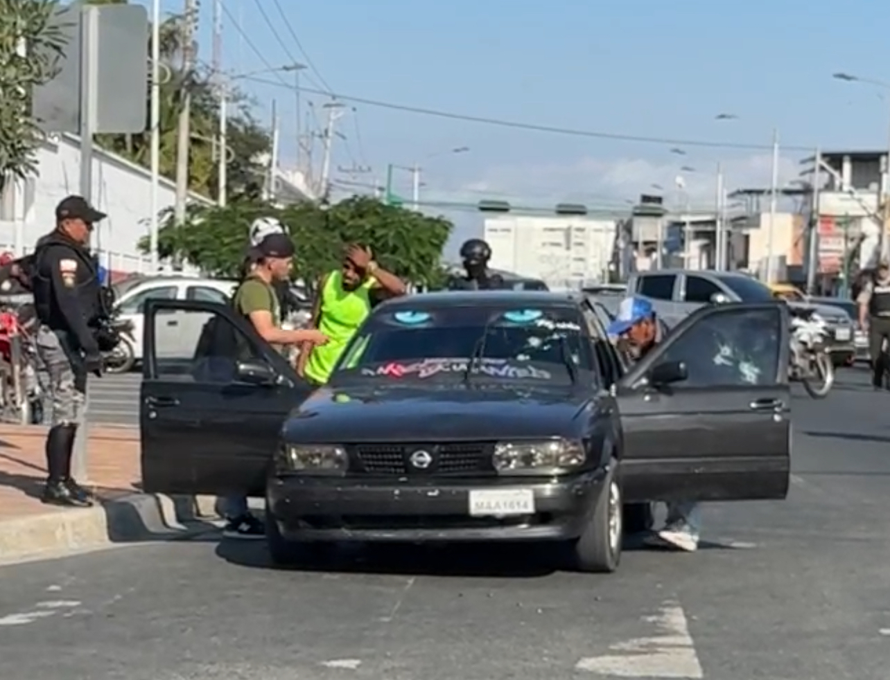 ¡Sicariato en Manta! lo acribillaron en un semáforo