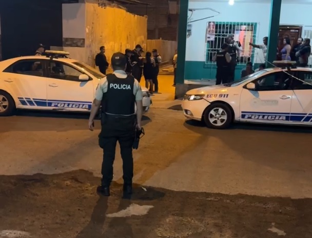 Sicarios a bordo de una motocicleta mataron a un hombre en el barrio Miraflores de la ciudad de Manta, en la provincia de Manabí.