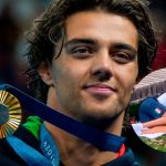 Thomas Ceccon, nadador italiano, causa polémica por dormir en el césped de la Villa Olímpica..