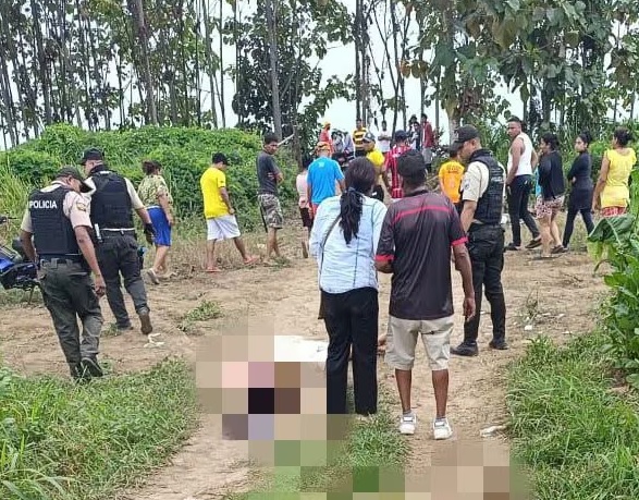 Tres supuestos extorsionadores aparecieron muertos en medio de una guardarraya en el cantón El Empalme, provincia del Guayas.