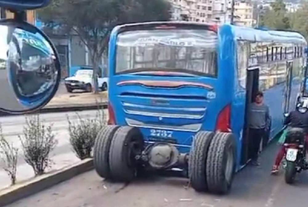 Un bus de servicio urbano se vio involucrado en un incidente que ha recibido cientos de comentarios negativos en redes sociales.