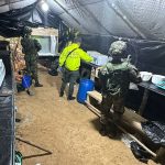 Un megalaboratorio de cocaína quedó reducido a cenizas tras ser descubierto en la frontera entre Colombia y Ecuador.