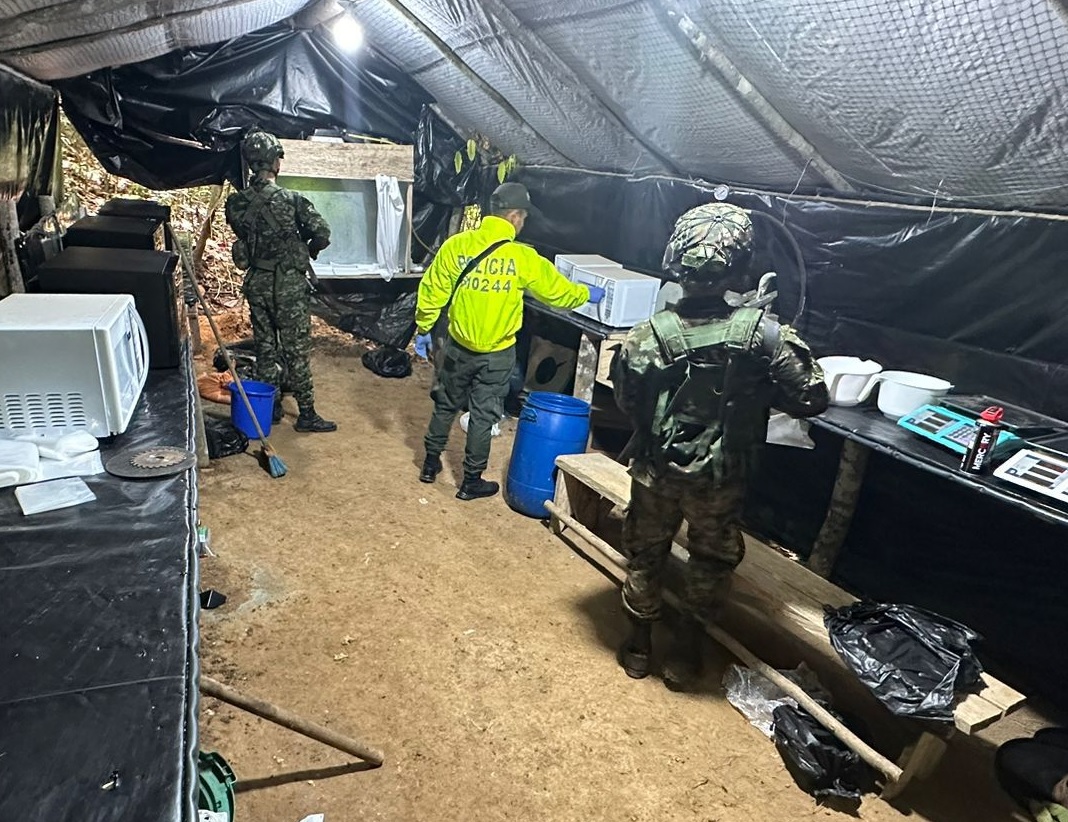 Un megalaboratorio de cocaína quedó reducido a cenizas tras ser descubierto en la frontera entre Colombia y Ecuador.