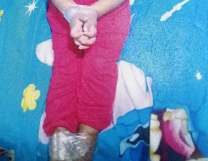 Un menor de edad resultó maniatado de pies y manos, aparentemente por su propia madre. El hecho ocurrió en Guayaquil.