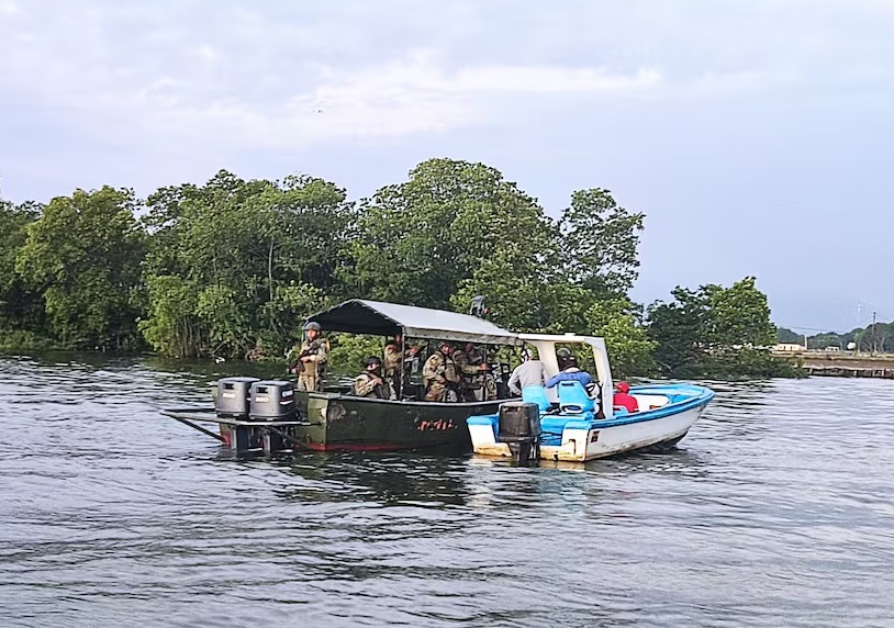 Un total de 15 pescadores están desaparecidos luego que el barco en el que se movilizaban explotara mientras navegaba.