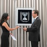 Verónica Abad confirma que cumple sus funciones en Israel