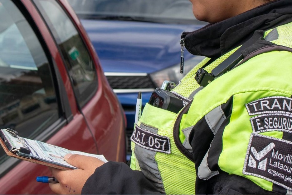 Agente de tránsito multa a su padre en Latacunga, Cotopaxi