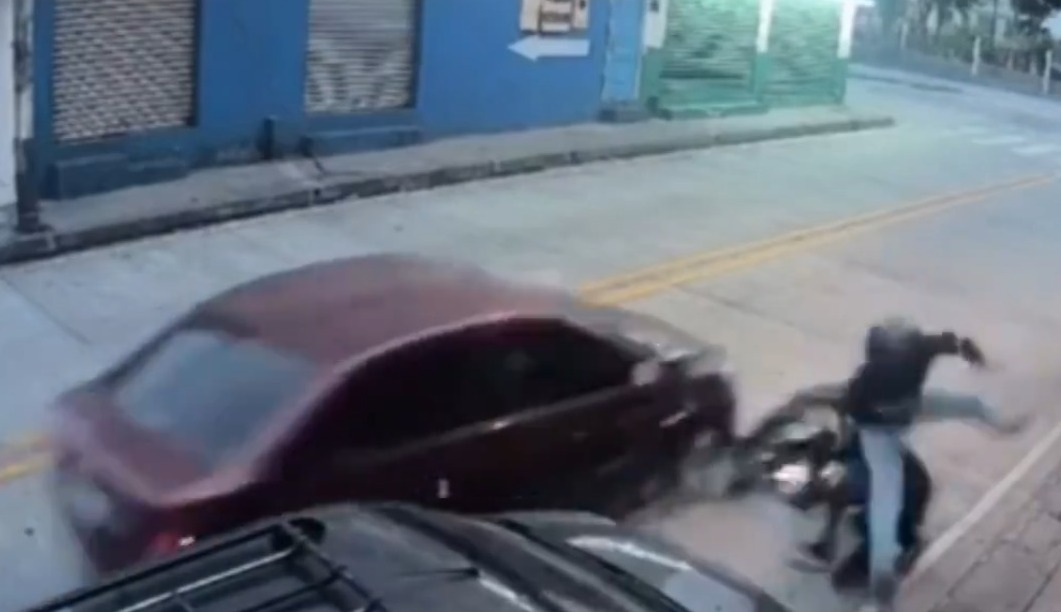 Un chofer atropella a dos delincuentes durante un asalto