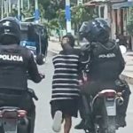 Policías agarran del cabello a sujeto sospechoso