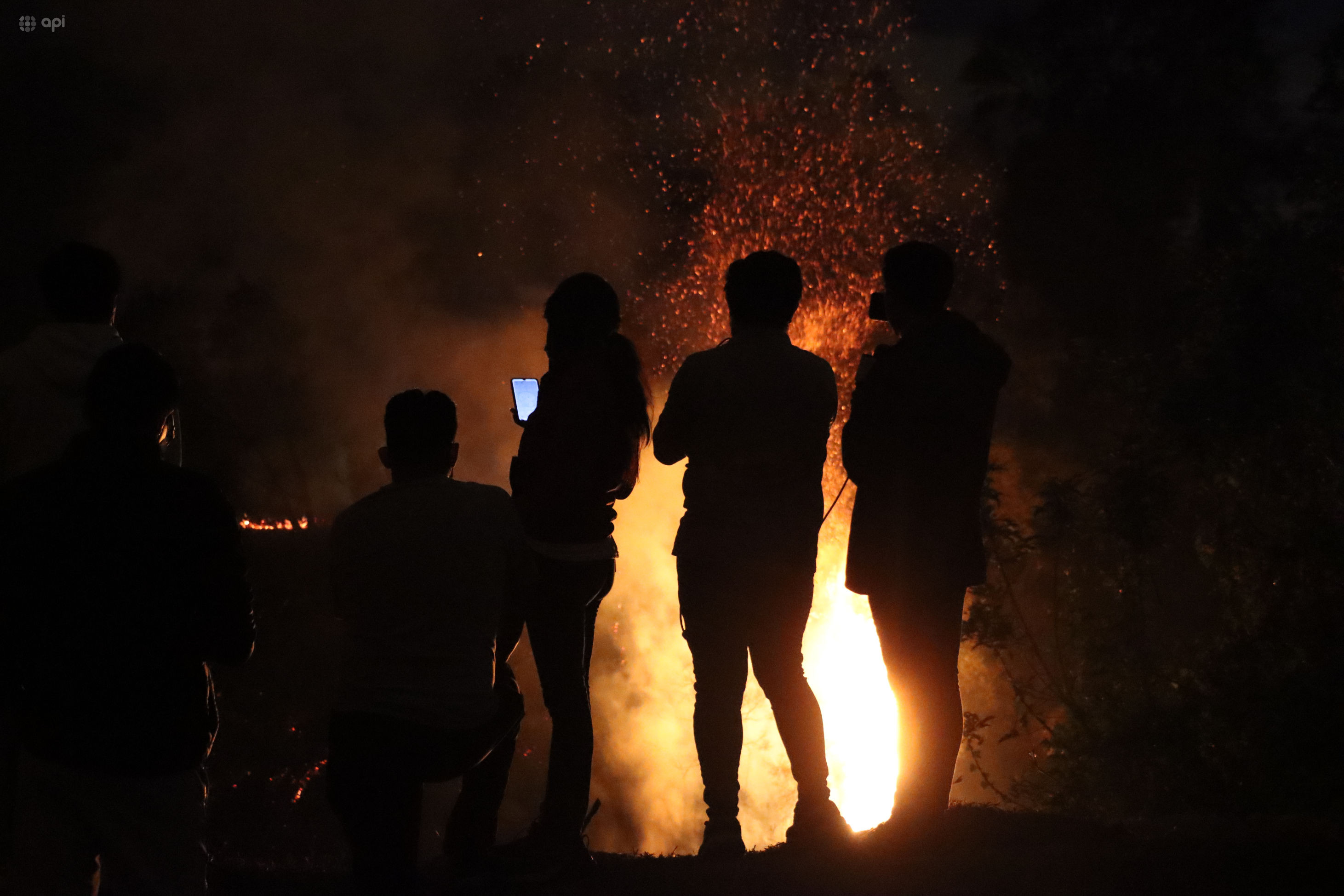 Un bebé con quemaduras y más de 100 familias evacuadas por incendios forestales en Quito