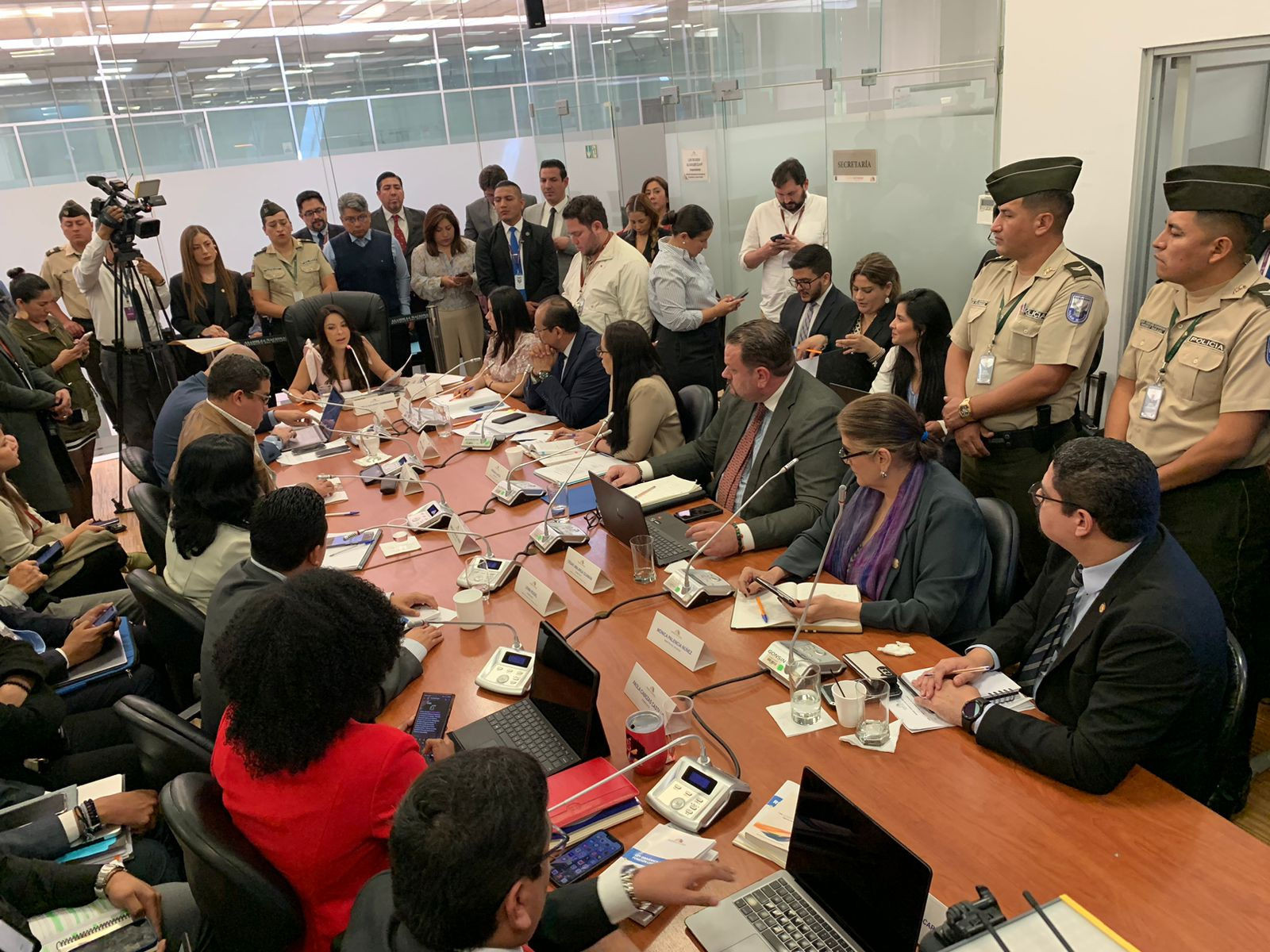 Paola Cabezas y Mónica Palencia protagonizan escándalo en la Asamblea Nacional