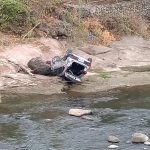 Carro cayó al río Pindo y sus ocupantes resultaron ilesos