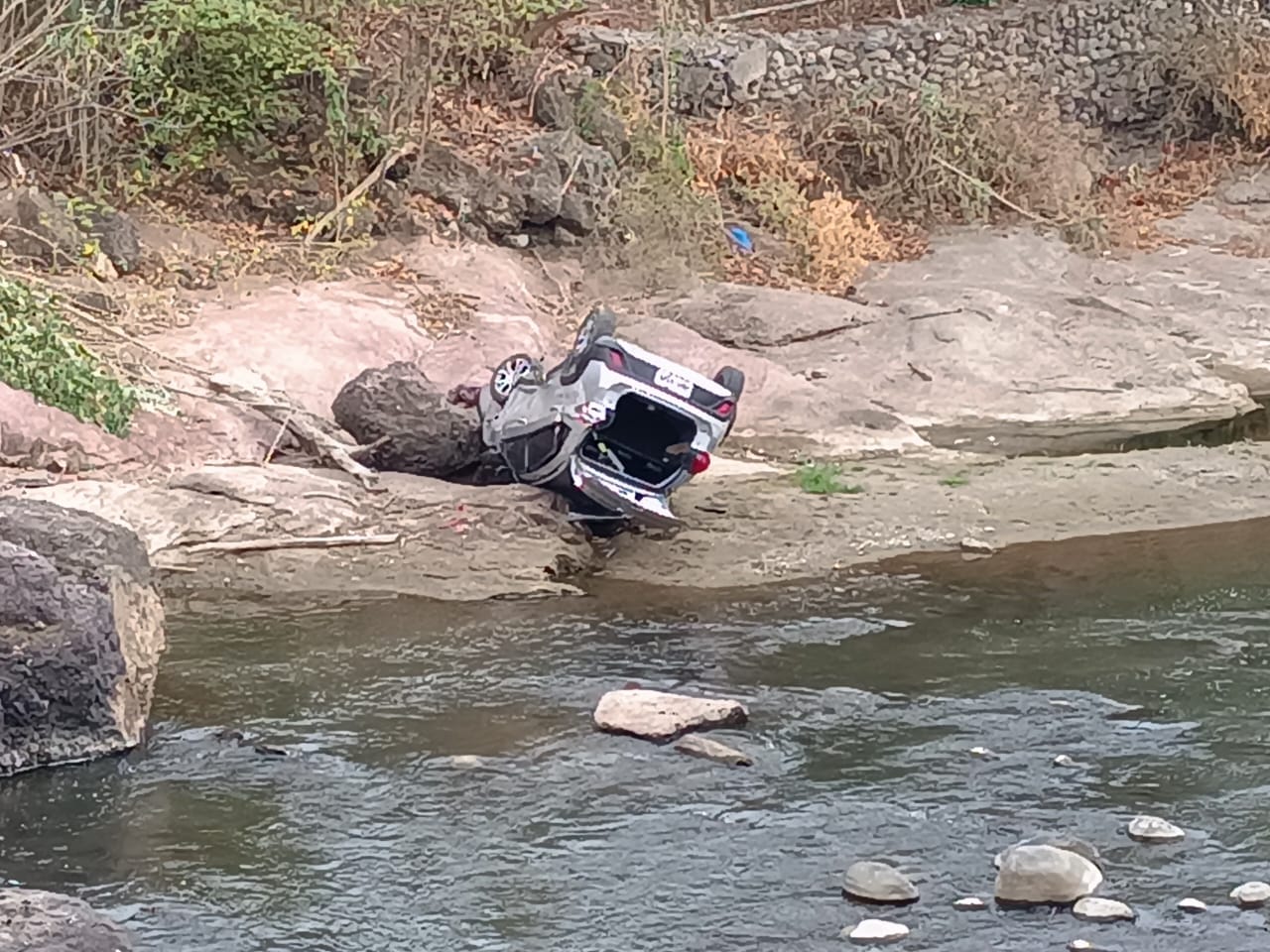 Carro cayó al río Pindo y sus ocupantes resultaron ilesos