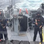 Agentes del Bloque de Seguridad de Ecuador interceptaron una lancha en la que se transportaba un cargamento de droga.