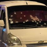 Alex Guevara, director de la cárcel de Sucumbíos murió tras ser baleado mientras se desplazaba en una buseta de color blanco.