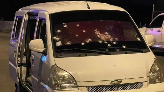 Alex Guevara, director de la cárcel de Sucumbíos murió tras ser baleado mientras se desplazaba en una buseta de color blanco.
