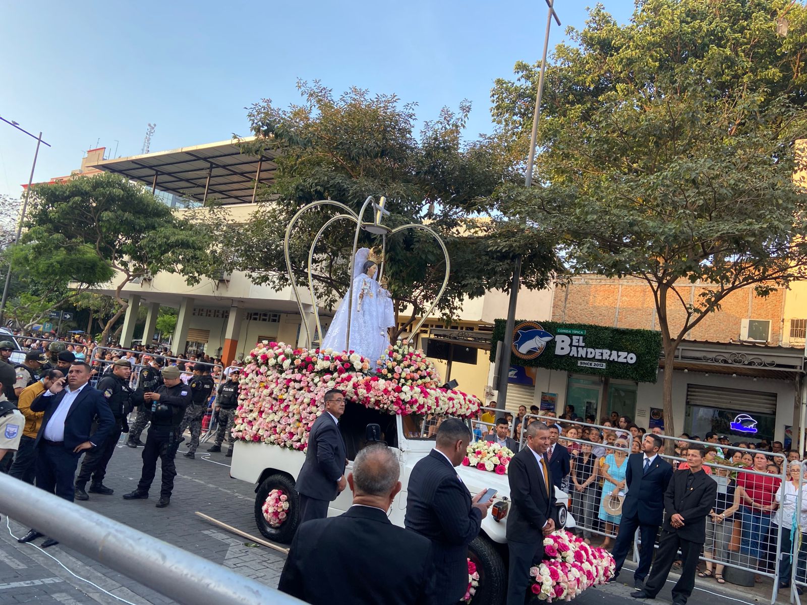 Cientos de personas participan de la procesión y de la misa solemne en honor a la Virgen de La Merced, en Portoviejo, capital de los manabitas.