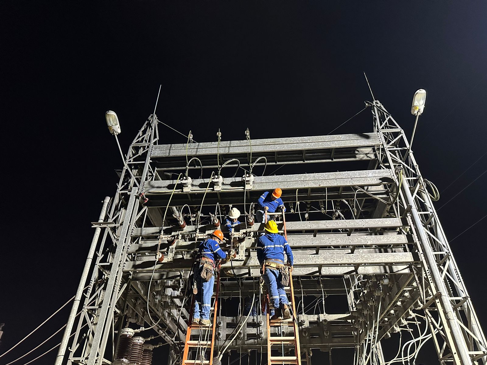 Colombia deja de venderle, temporalmente, electricidad a Ecuador