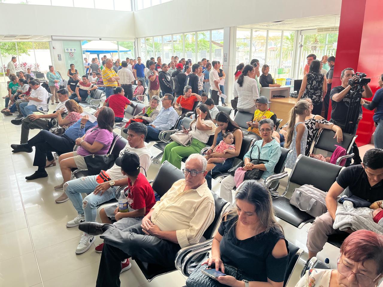 Cortes de luz afectan atención en el Registro Civil de Portoviejo