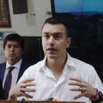 El presidente Daniel Noboa regresa a Ecuador para “comandar los esfuerzos ante el enemigo al que nos enfrentamos”.