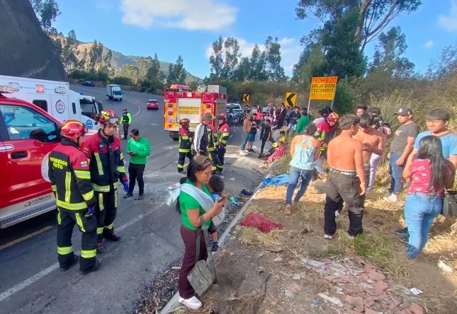 En la vía Pifo-Papallacta se registró un accidente de tránsito que hasta el momento ha dejado ocho personas fallecidas.