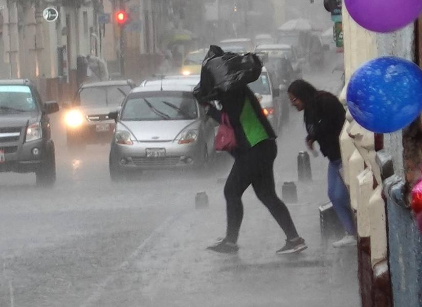 Este viernes 27 de septiembre se reporta la presencia de fuertes lluvias acompañadas también de tormentas eléctricas.