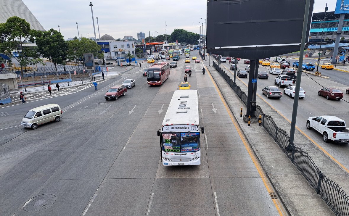 Guayaquil: 14 cooperativas trabajan en medio del paro parcial