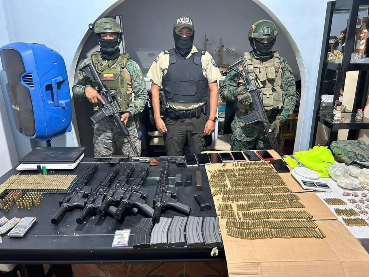 Manta: Bloque de Seguridad decomisa armas y balas de uso militar