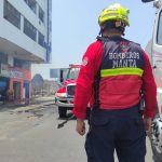 Miembros del Cuerpo de Bomberos de Manta rescataron a dos menores de edad luego de controlar un incendio.