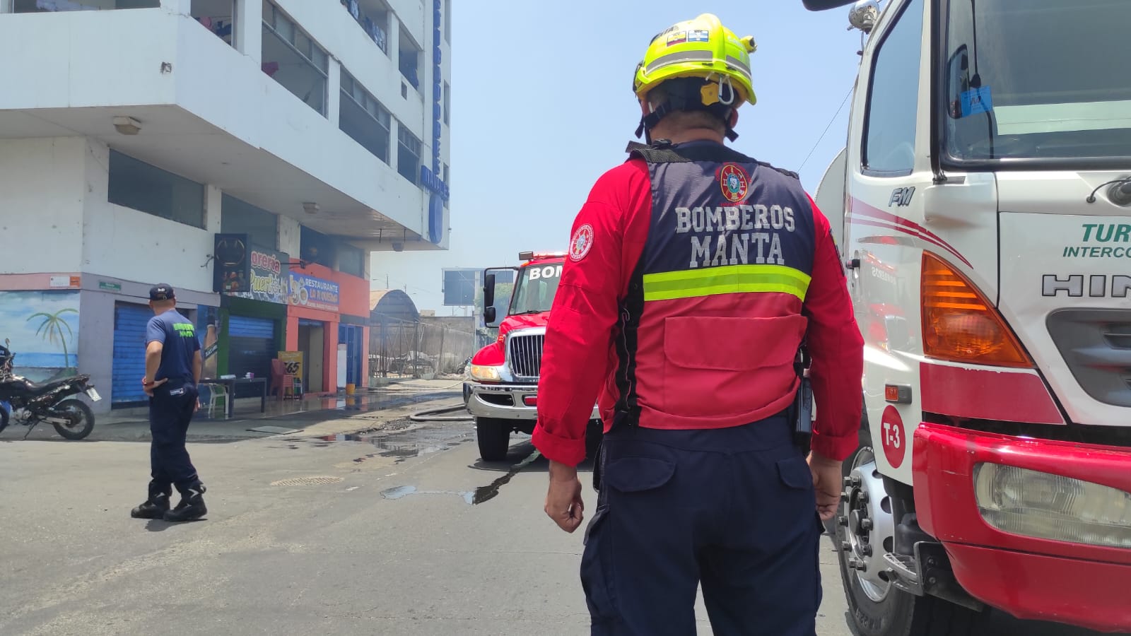 Miembros del Cuerpo de Bomberos de Manta rescataron a dos menores de edad luego de controlar un incendio.