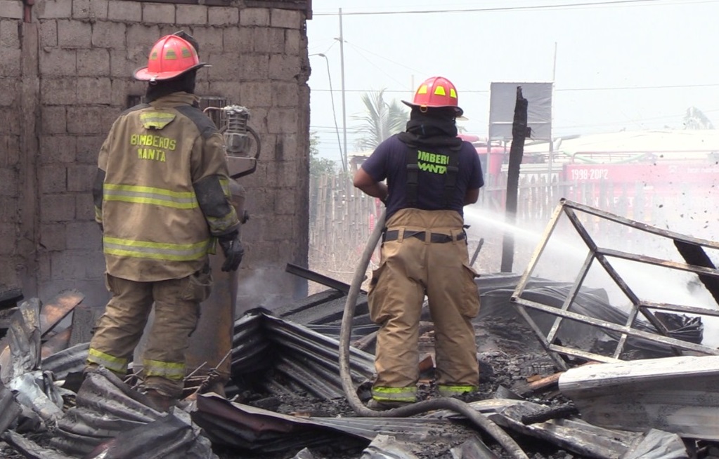 Un grave incendio causó alarma y temor la mañana de este martes 3 de septiembre del 2024 en el cantón Montecristi.