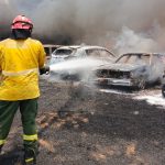Un total de 30 carros resultaron quemados tras un incendio forestal que se registró en el norte de Guayaquil, provincia del Guayas.