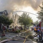Una avioneta se estrelló en una exclusiva zona residencial, en Oregon, Estados Unidos, dejando tres personas fallecidas.