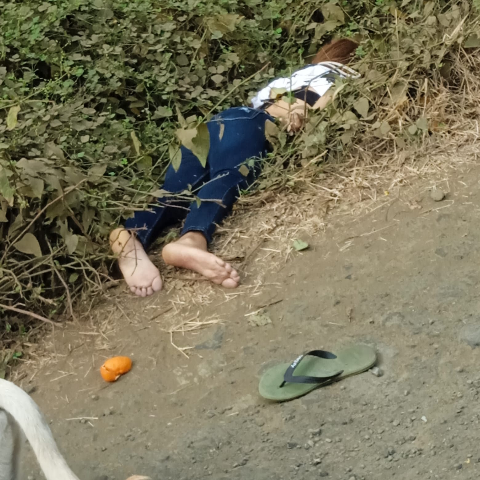 mujer es hallada sin vida en la vía Rocafuerte-Tosagua