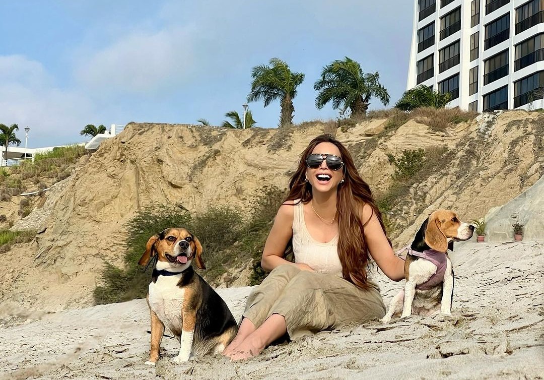 Érika Vélez lleva a su 'hija' al mar por primera vez