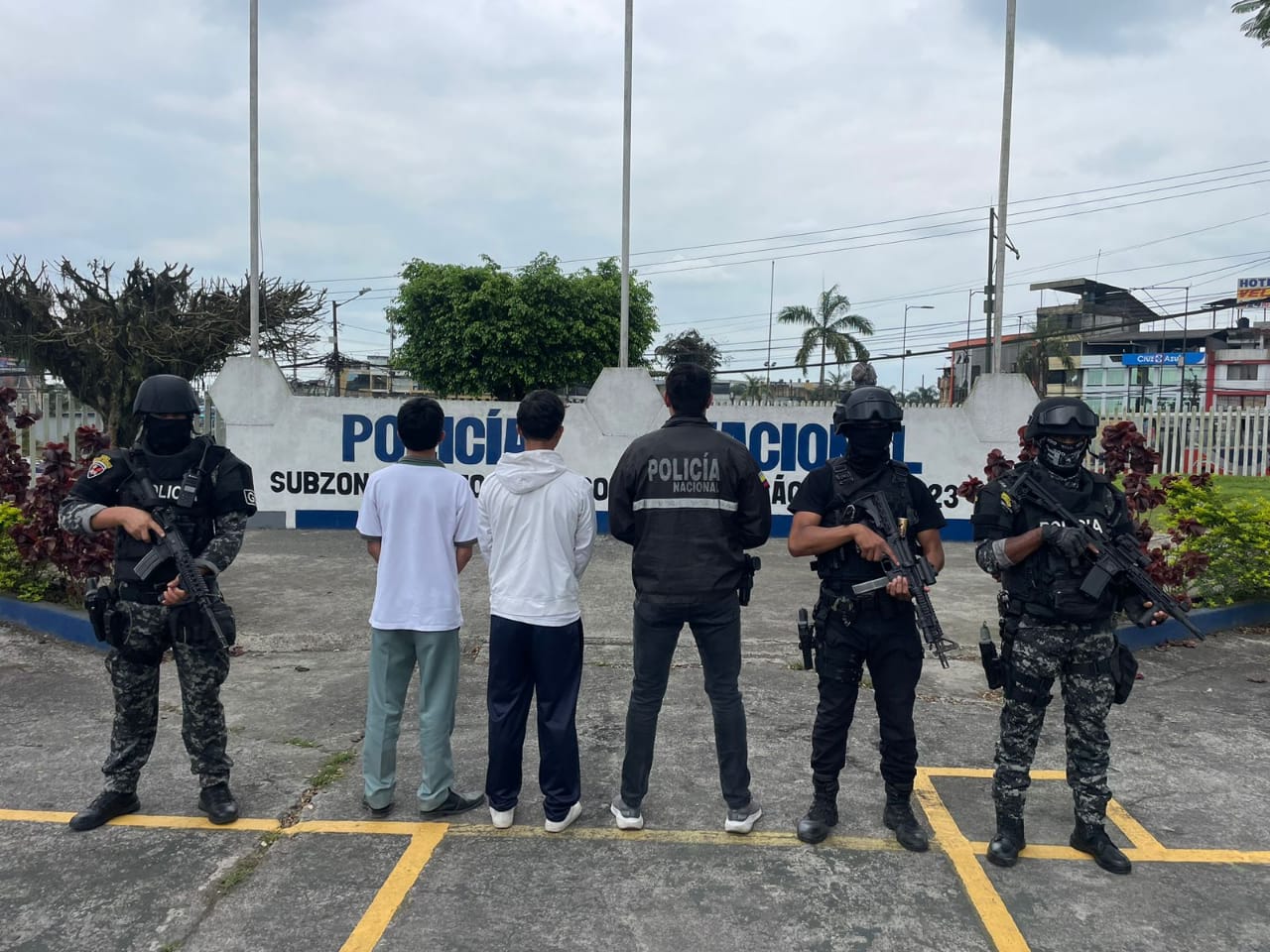 A dos alumnos de un colegio, de Santo Domingo de los Tsáchilas, los pusieron a órdenes de las autoridades de justicia.