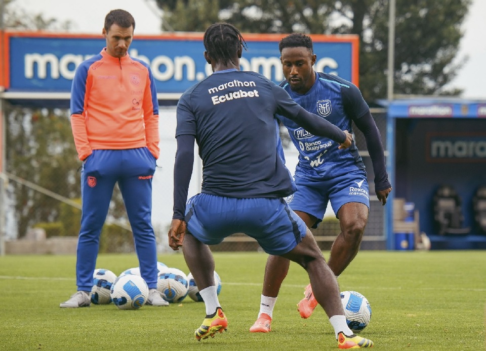 A puertas cerradas y a doble jornada entrenó la selección ecuatoriana de fútbol este lunes 7 de octubre a las órdenes del técnico argentino Sebastián Beccacece.