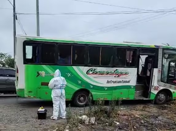 A una pareja de esposos la asesinaron cuando se dirigían a laborar. El doble crimen ocurrió dentro de un bus de pasajeros.