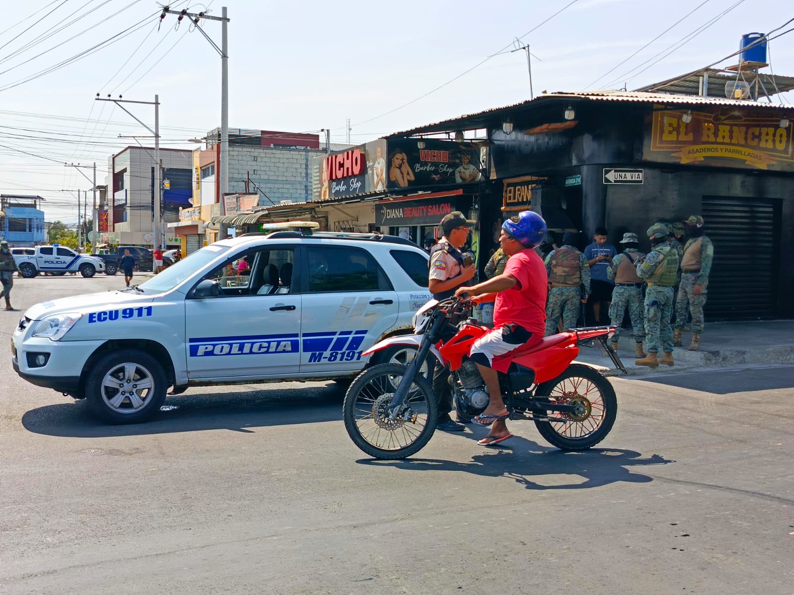 Al dueño de un barbería le dispararon al menos por cinco ocasiones cuando se encontraba dentro de su local comercial.