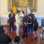 Álvaro Noboa, el hombre más rico del Ecuador, fue condecorado por su hijo y Presidente de la República, Daniel Noboa.