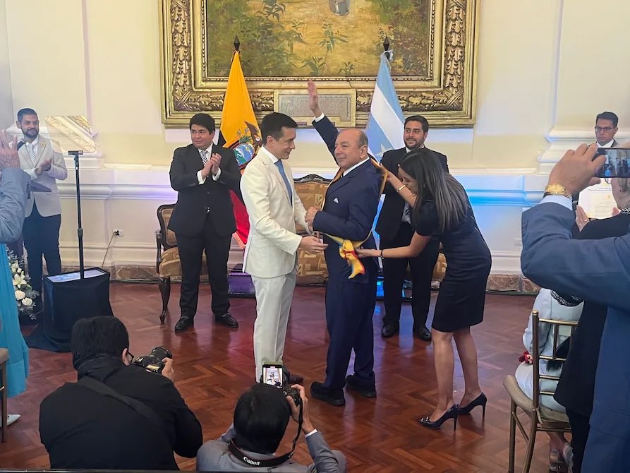 Álvaro Noboa, el hombre más rico del Ecuador, fue condecorado por su hijo y Presidente de la República, Daniel Noboa.
