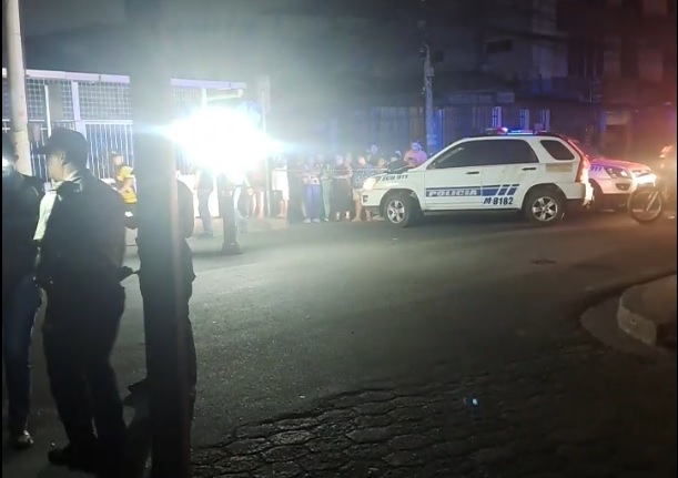 Dentro de un vehículo de color gris quedó el cuerpo sin vida de un hombre a quien le propiaron varios disparos.
