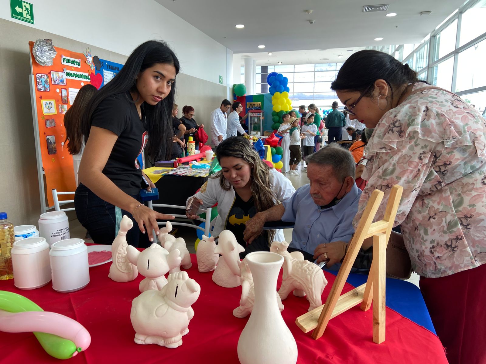 El Hospital de Especialidades, en Portoviejo, celebró a sus pacientes geriátricos que llegaron a esta casa de salud.
