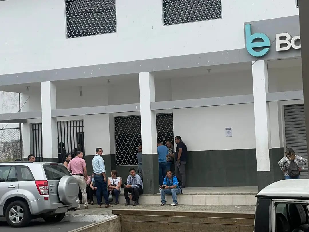 En Calceta, provincia de Manabí, la agencia del banco estatal BanEcuador sufrió una irrupción por parte de delincuentes.