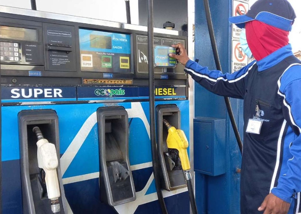 Las gasolinas Ecopaís, Extra y Súper bajarán sus precio desde este sábado 12 de octubre del 2024, en todo el Ecuador.