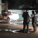 Sujetos quemaron un carro luego de un atentado en Manta