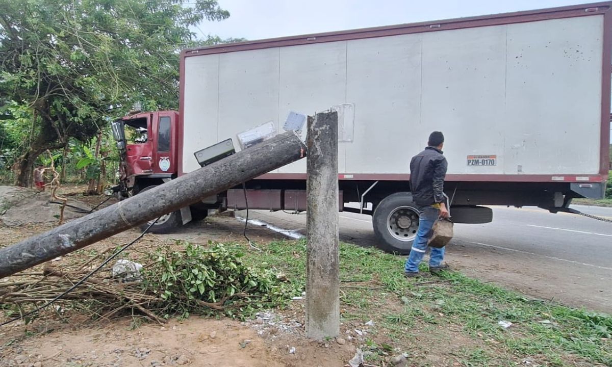Triple choque en la vía Santo Domingo-El Carmen
