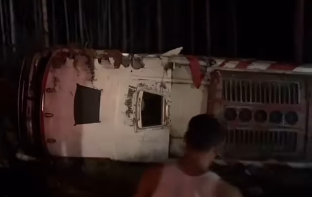 Un bus de la cooperativa Reina del Camino sufrió un accidente de tránsito la madrugada de este lunes 14 de octubre del 2024.
