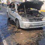 Un carro quedó calcinado en una calle de Portoviejo, Manabí