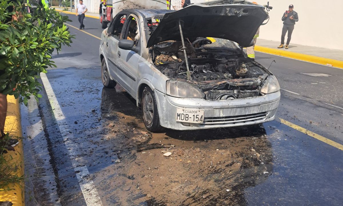 Un carro quedó calcinado en una calle de Portoviejo, Manabí
